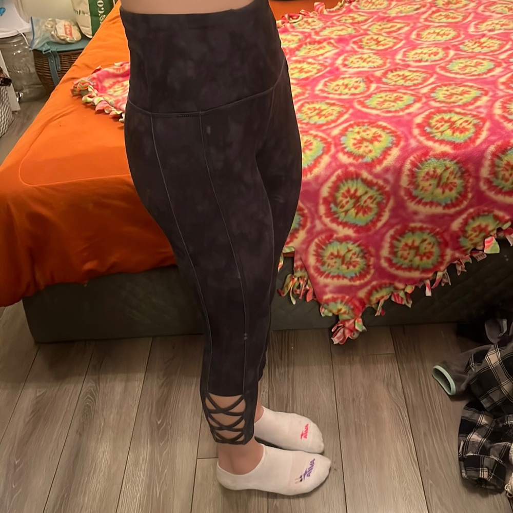 GAIAM, XS/XCH/TP, Black and gray crisscross leggings.
